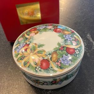 Mikasa Vintage 1980’s Christmas Bouquet Trinket Box.